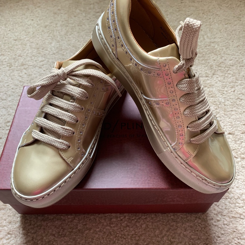🌟Donald J Pliner NIB Gold Metallic Sneaker🌟